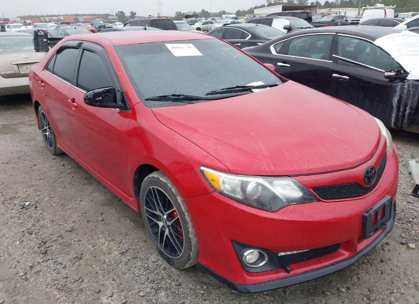 2014 Toyota Camry SE (VIN 4T1BF1FK4EU832832) main photo