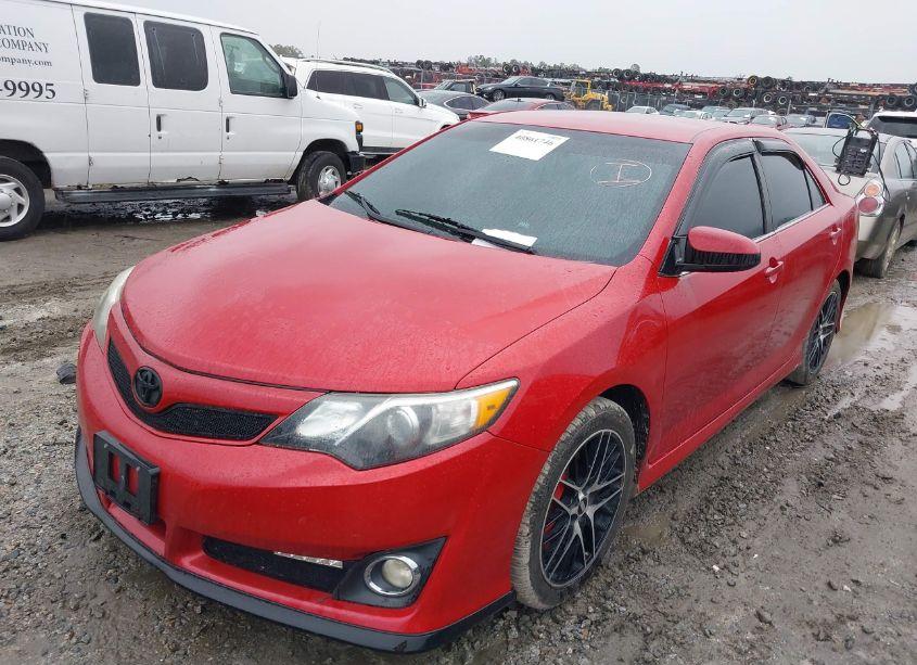 Photo 2 of 2014 Toyota Camry SE (VIN 4T1BF1FK4EU832832)