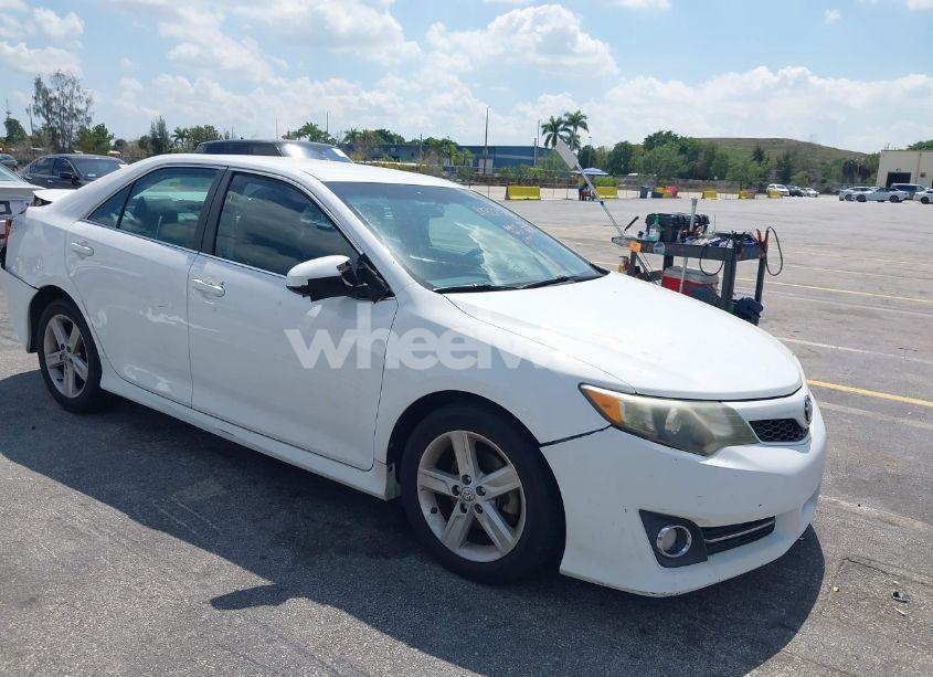 2014 Toyota Camry SE (VIN 4T1BF1FK4EU833494) main photo
