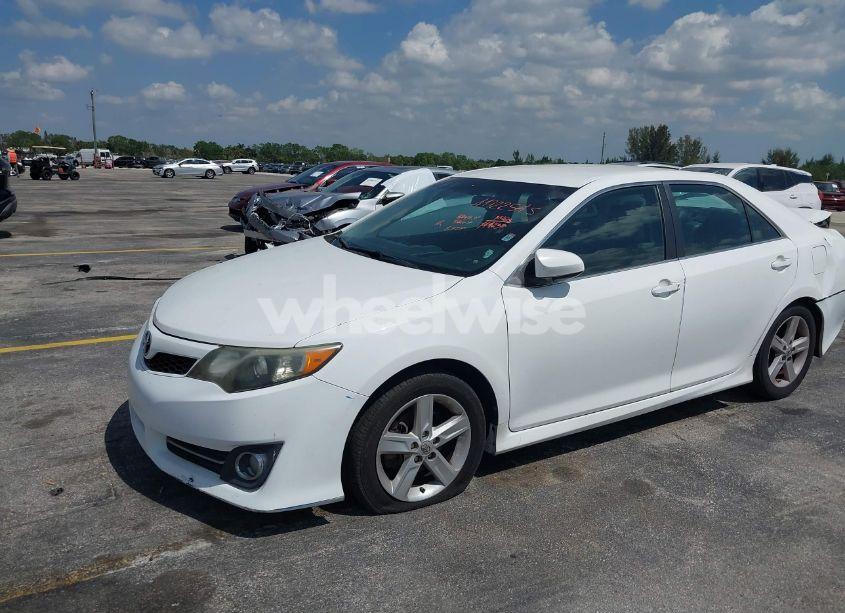 Photo 2 of 2014 Toyota Camry SE (VIN 4T1BF1FK4EU833494)