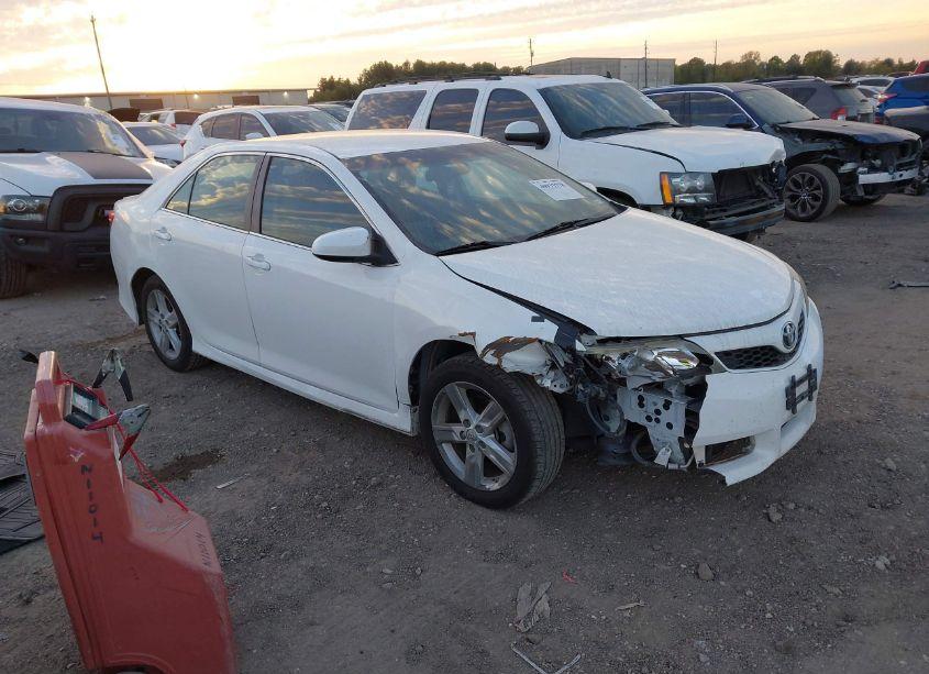 2014 Toyota Camry SE (VIN 4T1BF1FK4EU846665) main photo