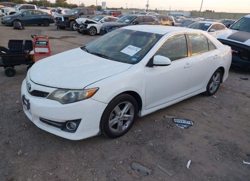 Photo 2 of 2014 Toyota Camry SE (VIN 4T1BF1FK4EU846665)