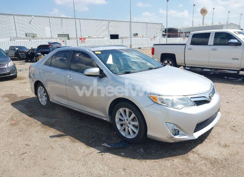 2014 Toyota Camry XLE (VIN 4T1BF1FK4EU859805) main photo