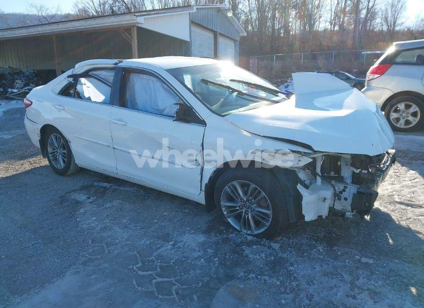 2015 Toyota Camry SE (VIN 4T1BF1FK4FU023042) main photo