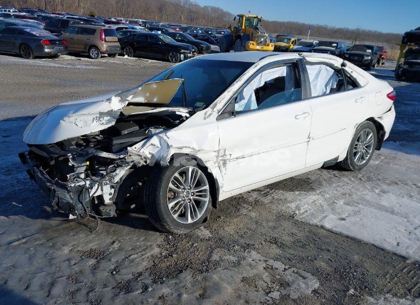 Photo 2 of 2015 Toyota Camry SE (VIN 4T1BF1FK4FU023042)