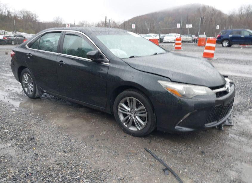 2015 Toyota Camry SE (VIN 4T1BF1FK4FU028046) main photo