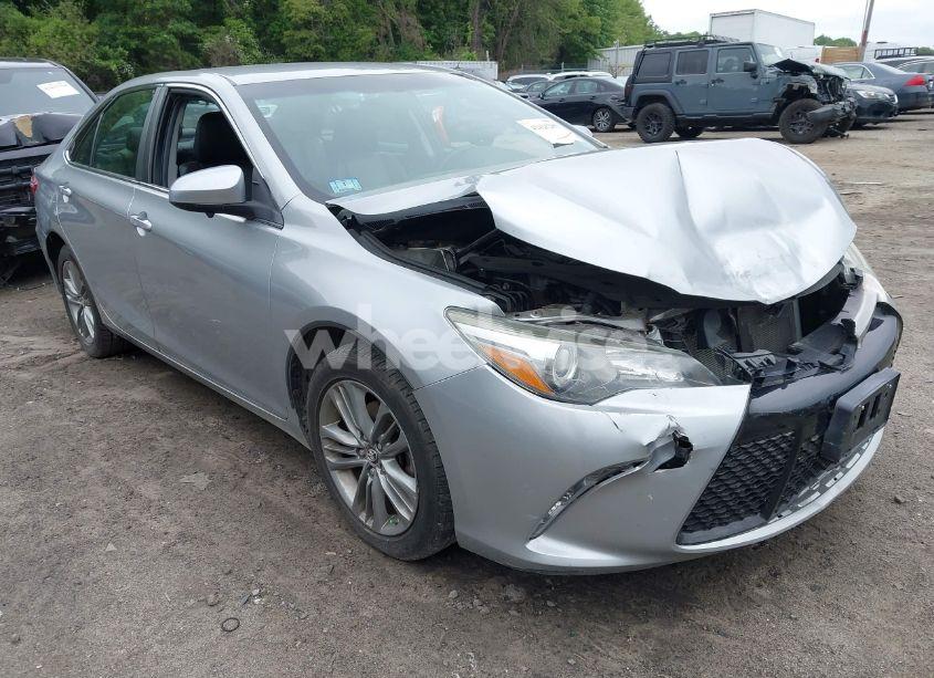 2015 Toyota Camry SE (VIN 4T1BF1FK4FU052427) main photo