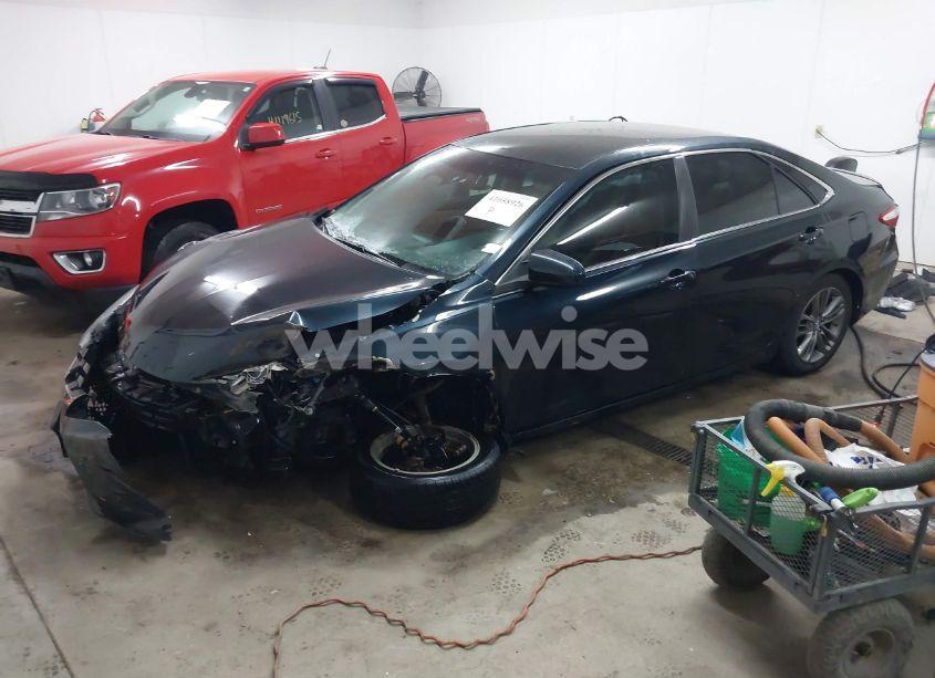 Photo 2 of 2015 Toyota Camry SE (VIN 4T1BF1FK4FU877044)