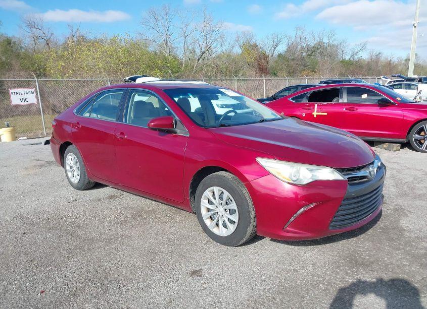 2015 Toyota Camry LE (VIN 4T1BF1FK4FU915839) main photo