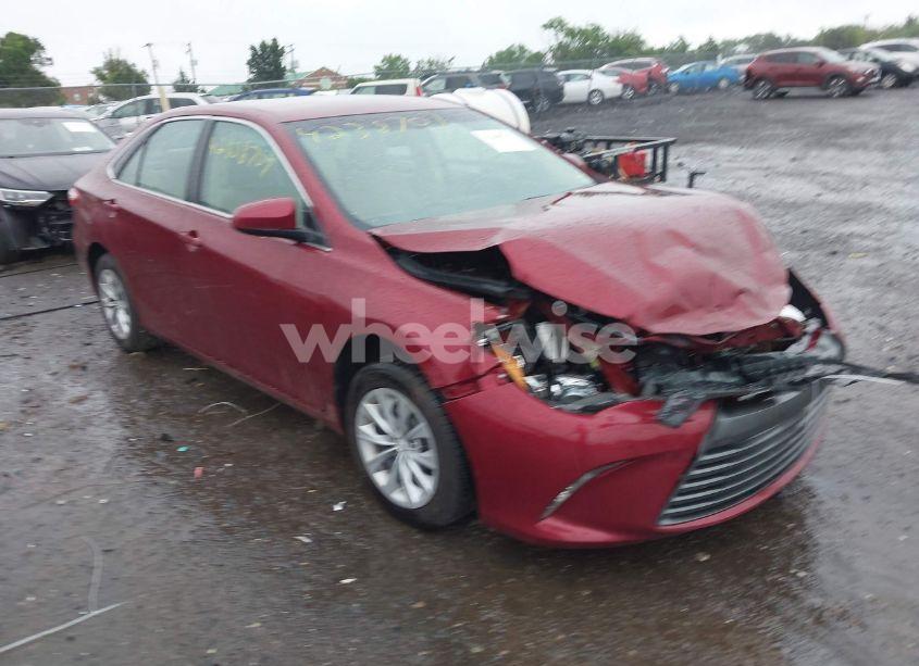 2015 Toyota Camry LE (VIN 4T1BF1FK4FU987429) main photo