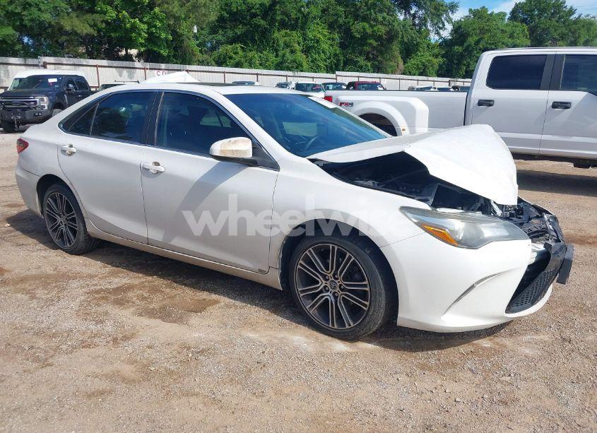 2016 Toyota Camry SE (VIN 4T1BF1FK4GU142629) main photo
