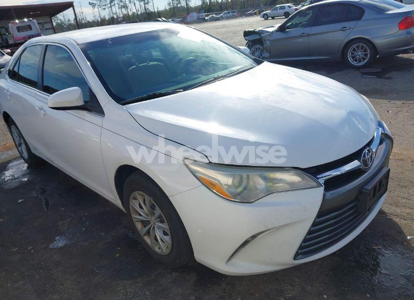 2016 Toyota Camry LE (VIN 4T1BF1FK4GU165120) main photo