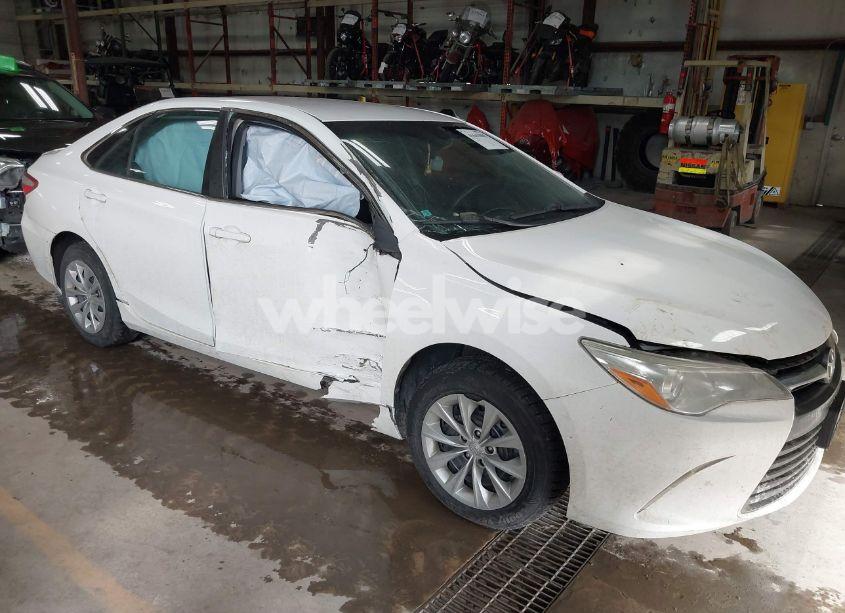 2016 Toyota Camry LE (VIN 4T1BF1FK4GU185271) main photo