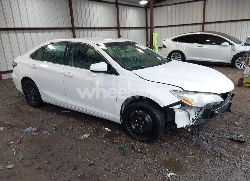 2016 Toyota Camry LE (VIN 4T1BF1FK4GU217278) main photo