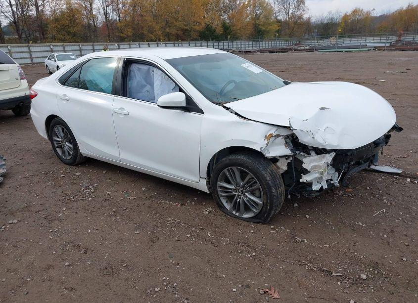 2016 Toyota Camry SE (VIN 4T1BF1FK4GU511215) main photo