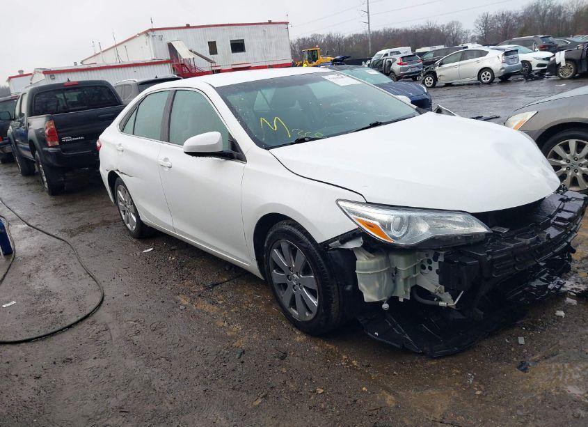 2016 Toyota Camry LE (VIN 4T1BF1FK4GU566425) main photo
