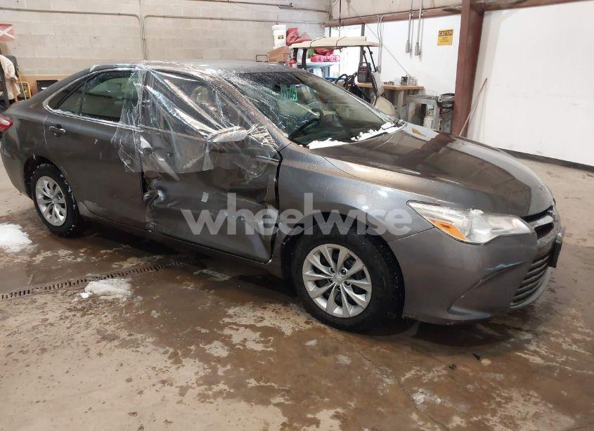2017 Toyota Camry LE (VIN 4T1BF1FK4HU661973) main photo
