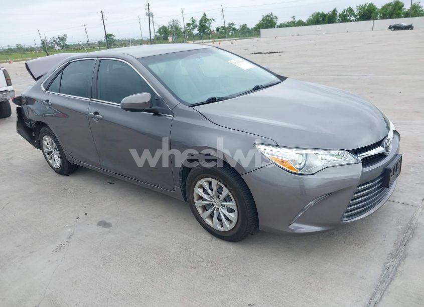 2017 Toyota Camry LE (VIN 4T1BF1FK4HU694648) main photo