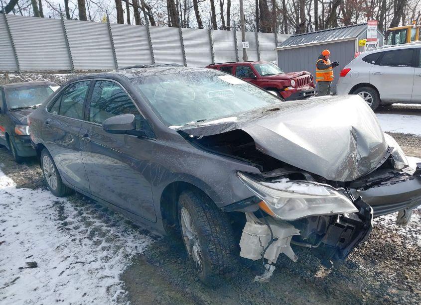 2017 Toyota Camry LE (VIN 4T1BF1FK4HU704952) main photo