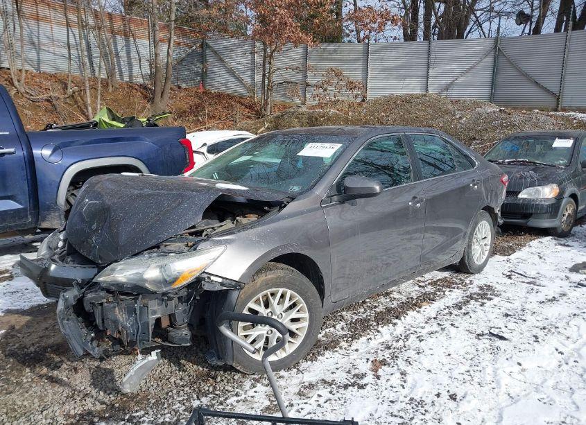 Photo 2 of 2017 Toyota Camry LE (VIN 4T1BF1FK4HU704952)