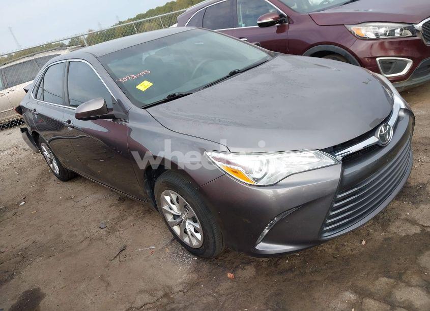 2017 Toyota Camry LE (VIN 4T1BF1FK4HU711786) main photo