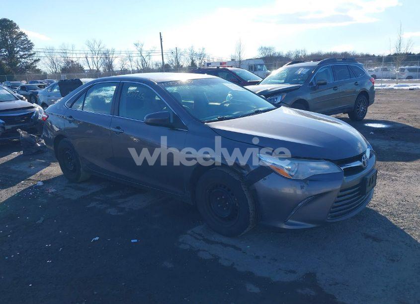 2017 Toyota Camry LE (VIN 4T1BF1FK4HU722335) main photo