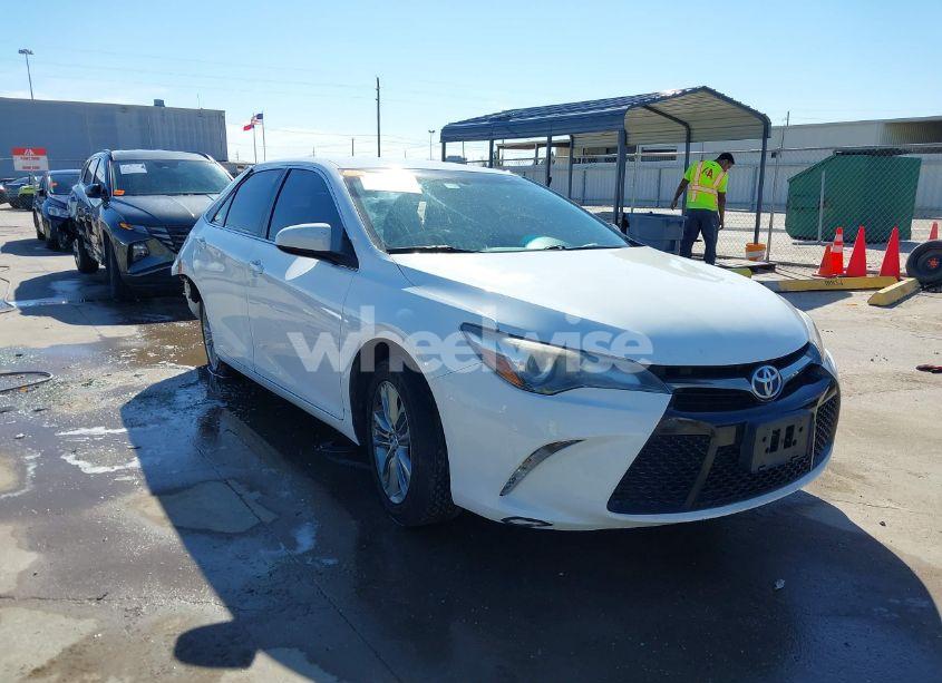 2017 Toyota Camry SE (VIN 4T1BF1FK4HU767324) main photo