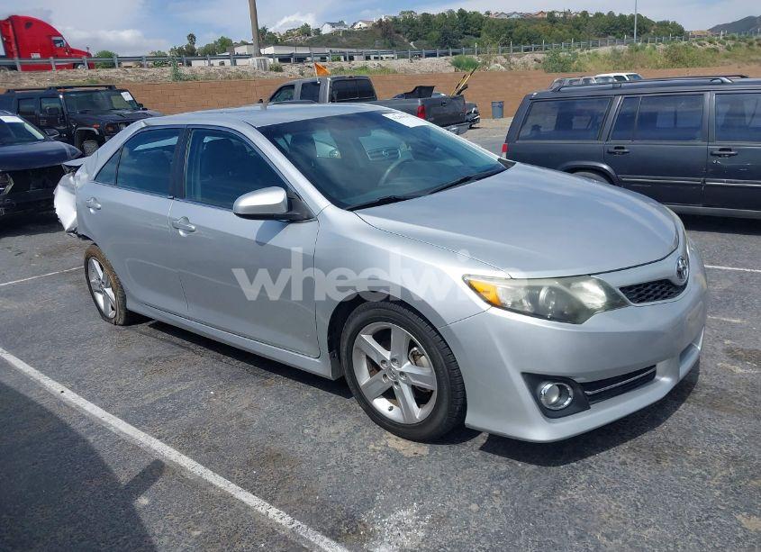 2014 Toyota Camry SE (VIN 4T1BF1FK5EU301056) main photo