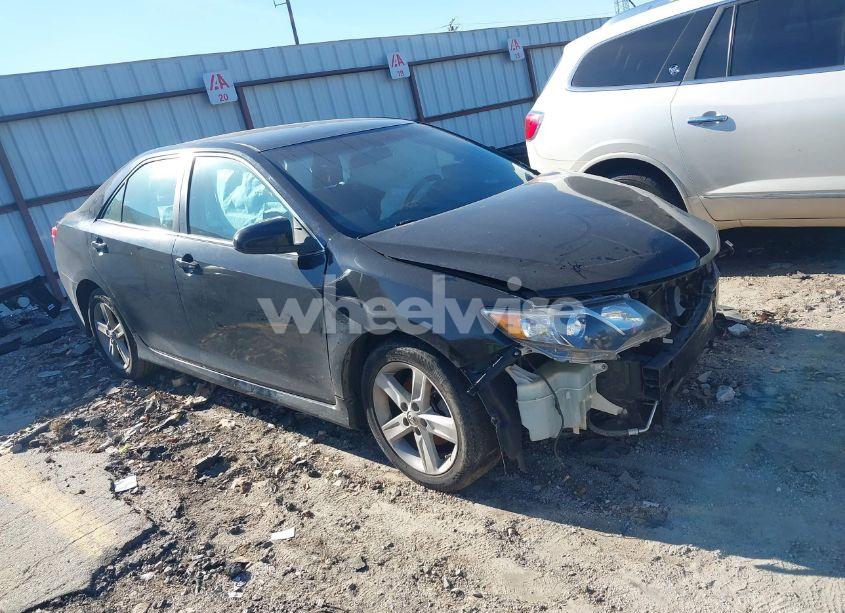 2014 Toyota Camry SE (VIN 4T1BF1FK5EU335093) main photo