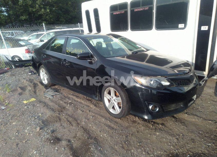 2014 Toyota Camry SE (VIN 4T1BF1FK5EU395083) main photo