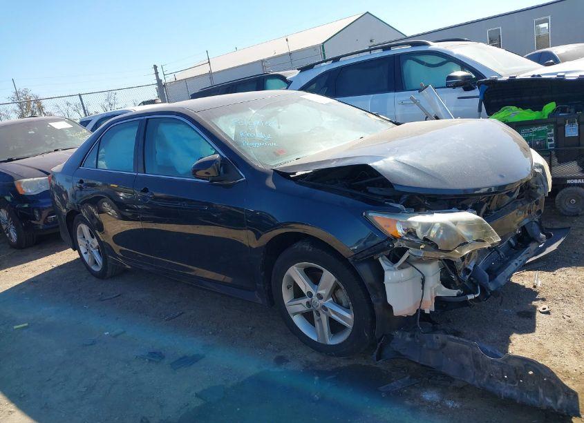 2014 Toyota Camry SE (VIN 4T1BF1FK5EU411640) main photo