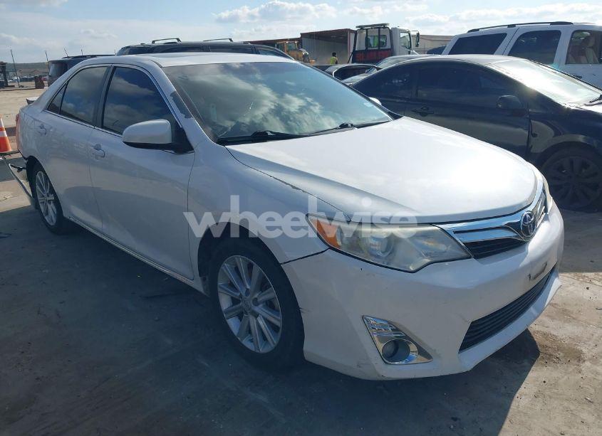 2014 Toyota Camry XLE (VIN 4T1BF1FK5EU419415) main photo