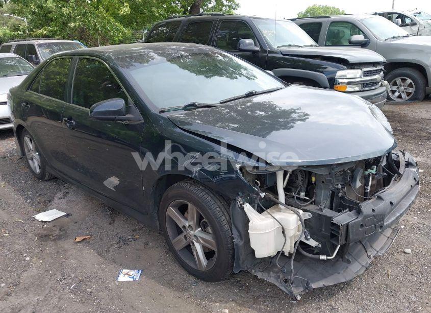 2014 Toyota Camry SE (VIN 4T1BF1FK5EU433220) main photo