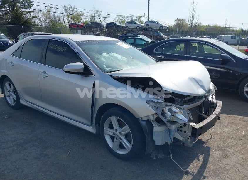 2014 Toyota Camry SE (VIN 4T1BF1FK5EU443410) main photo
