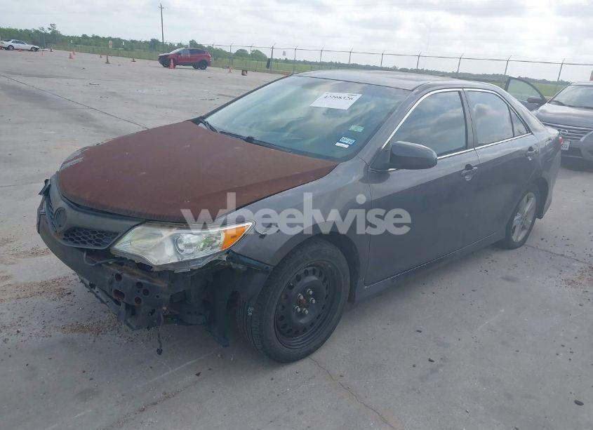 Photo 2 of 2014 Toyota Camry SE (VIN 4T1BF1FK5EU456688)