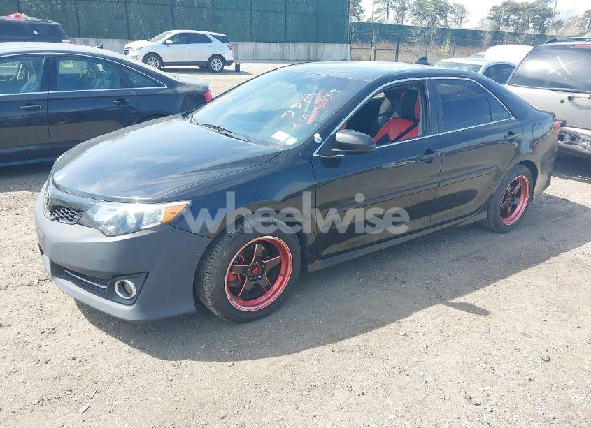 Photo 2 of 2014 Toyota Camry SE (VIN 4T1BF1FK5EU466685)