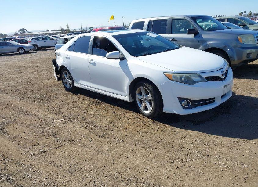 2014 Toyota Camry SE (VIN 4T1BF1FK5EU728348) main photo