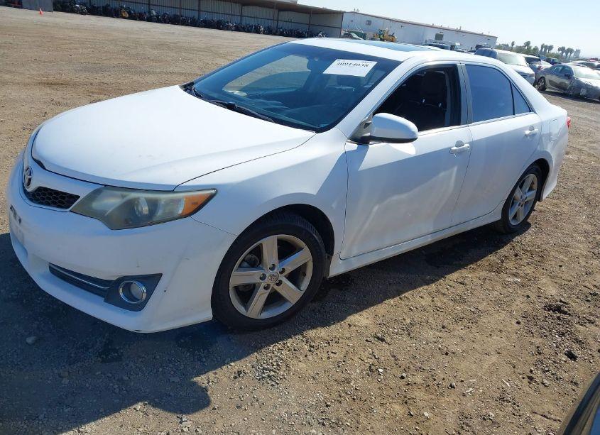 Photo 2 of 2014 Toyota Camry SE (VIN 4T1BF1FK5EU728348)