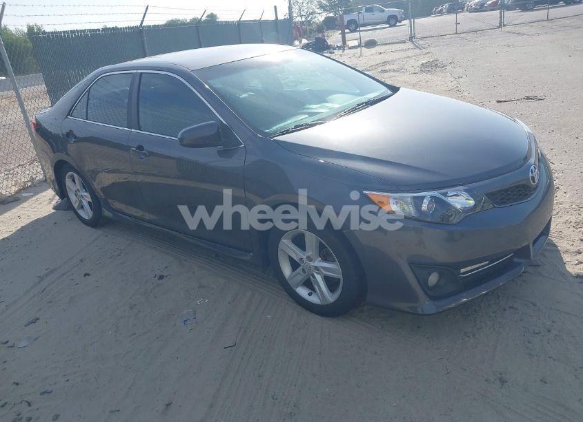 2014 Toyota Camry SE (VIN 4T1BF1FK5EU744839) main photo