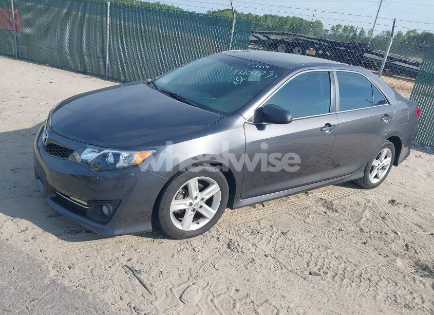 Photo 2 of 2014 Toyota Camry SE (VIN 4T1BF1FK5EU744839)