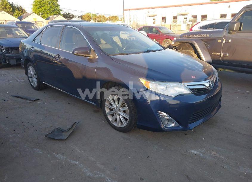 2014 Toyota Camry XLE (VIN 4T1BF1FK5EU802688) main photo