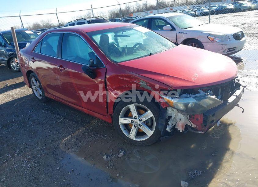 2014 Toyota Camry SE (VIN 4T1BF1FK5EU802822) main photo