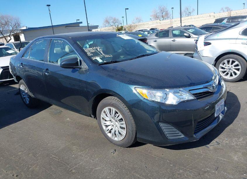 2014 Toyota Camry LE (VIN 4T1BF1FK5EU852295) main photo