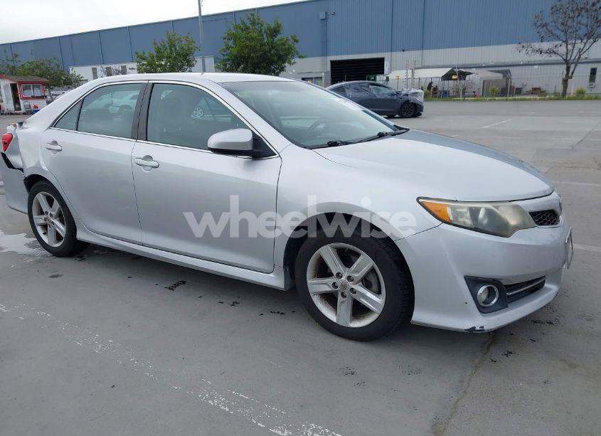 2014 Toyota Camry SE (VIN 4T1BF1FK5EU857898) main photo