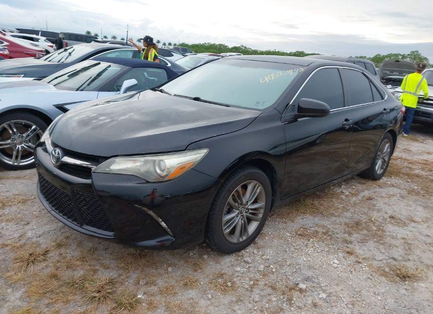 Photo 2 of 2015 Toyota Camry SE (VIN 4T1BF1FK5FU001356)