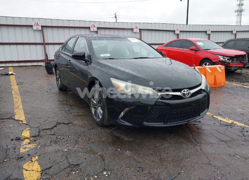 2015 Toyota Camry SE (VIN 4T1BF1FK5FU013748) main photo