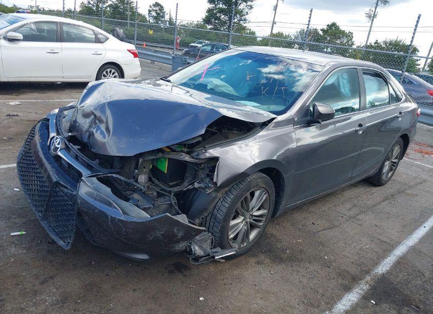 Photo 2 of 2015 Toyota Camry SE (VIN 4T1BF1FK5FU031148)