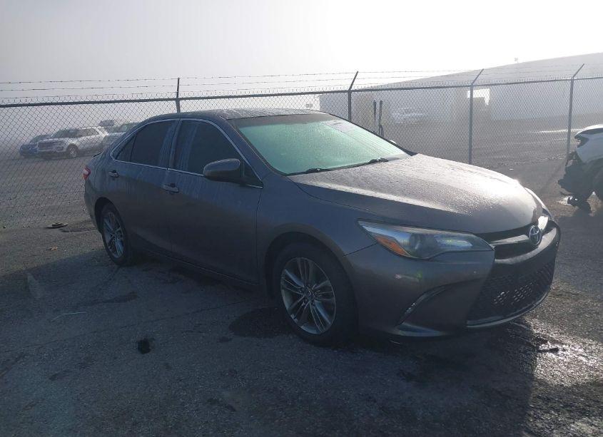 2015 Toyota Camry SE (VIN 4T1BF1FK5FU038939) main photo