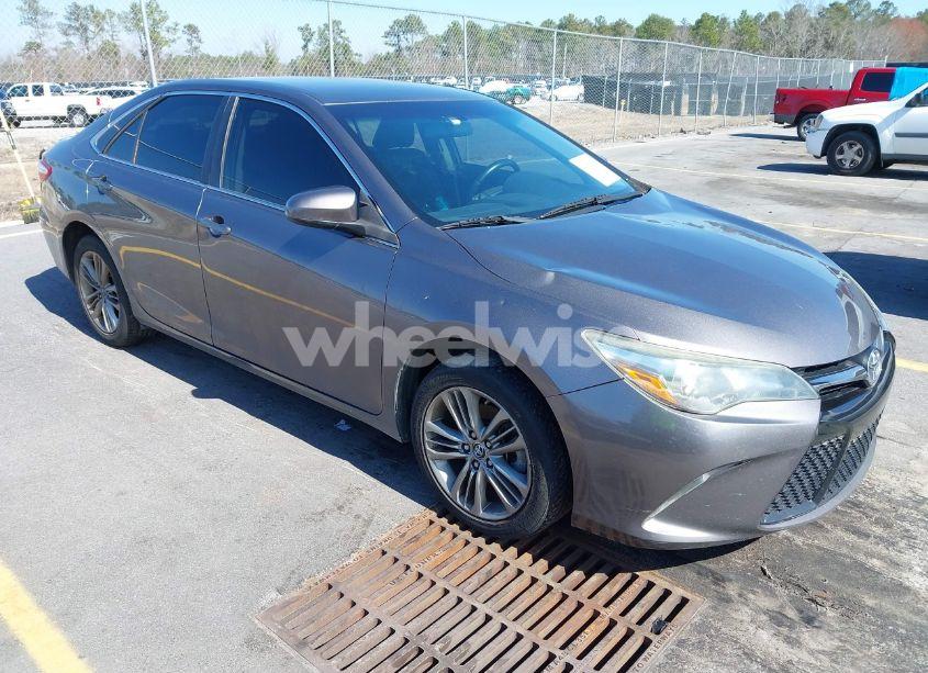 2015 Toyota Camry SE (VIN 4T1BF1FK5FU044482) main photo