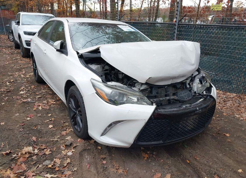2015 Toyota Camry SE (VIN 4T1BF1FK5FU056082) main photo